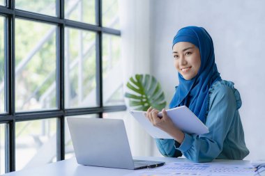 Yönetim kavramı, kadın liderlerin örgütsel büyümesini sağlıyor. Başörtüsü takan Asyalı Müslüman bir kadın yeni açılan bir şirketin ofisinde oturuyor. Genç kadınlar tarafından yönetilen ve yönetilen.