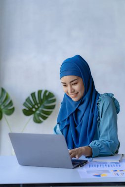 Yönetim kavramı, kadın liderlerin örgütsel büyümesini sağlıyor. Başörtüsü takan Asyalı Müslüman bir kadın yeni açılan bir şirketin ofisinde oturuyor. Genç kadınlar tarafından yönetilen ve yönetilen.
