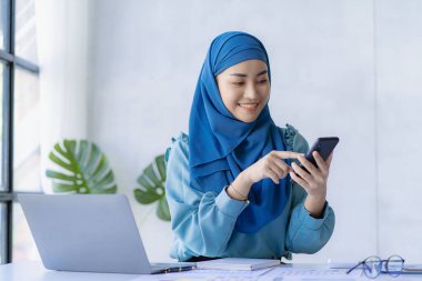 Yönetim kavramı, kadın liderlerin örgütsel büyümesini sağlıyor. Başörtüsü takan Asyalı Müslüman bir kadın yeni açılan bir şirketin ofisinde oturuyor. Genç kadınlar tarafından yönetilen ve yönetilen.