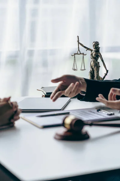 Obchodní Právníci Pracující Soudní Síni Pomáhají Klientům Číst Právní Dokumenty — Stock fotografie