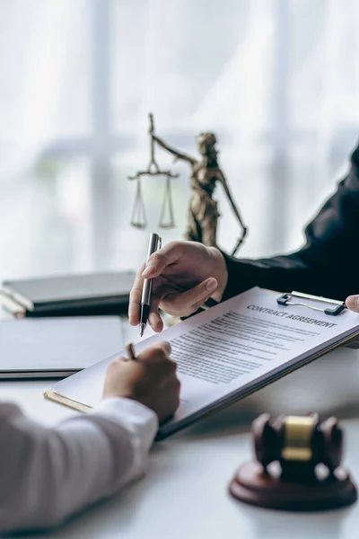Advogados Negócios Trabalhando Direito Tribunal Ajudam Clientes Ler Documentos Legais — Fotografia de Stock