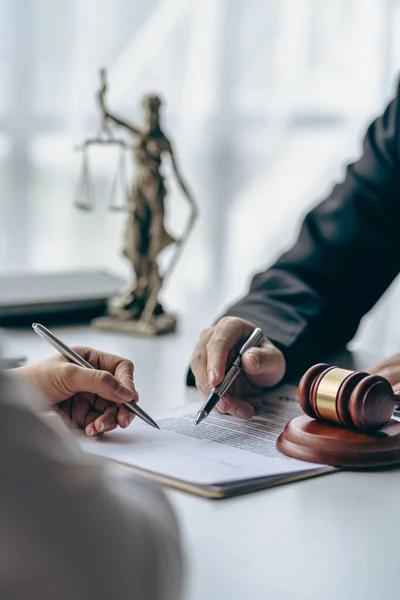 Επιχειρηματικοί Δικηγόροι Που Εργάζονται Δικαστήριο Βοηθούν Τους Πελάτες Διαβάσουν Νομικά — Φωτογραφία Αρχείου
