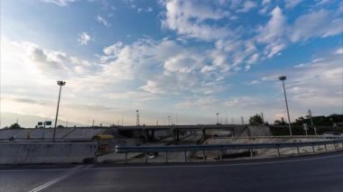 Trafik köprülerinde ve yeraltı geçitlerinde giden arabaların ışıklarını gösteren hızlandırılmış bir video. Akşamları modern büyük şehir sokağının altındaki tünel. Kalabalık arabalar, yoğun saatler. hızlı araba sinyali