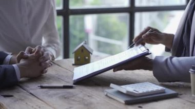 Emlakçı, ev anahtarı, ev sigortası konsepti, aile sigortası, kira indirimi videosu olan evleri gösteriyor.