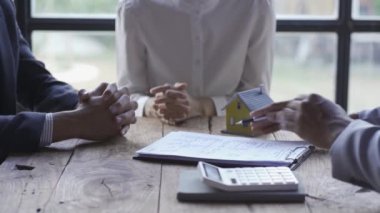 Emlakçı, ev anahtarı, ev sigortası konsepti, aile sigortası, kira indirimi videosu olan evleri gösteriyor.
