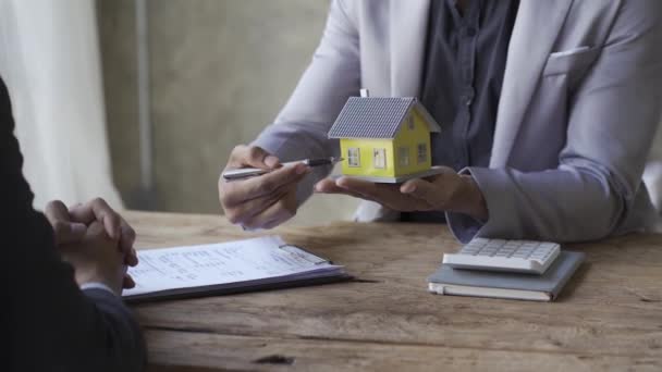Immobilienmakler Zeigt Haus Mit Einführungsdokument Mit Hausschlüssel Hausversicherungskonzept Familienversicherung Mietverkauf — Stockvideo