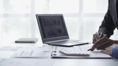 Finansal muhasebe planlama konsepti, iş adamlarıyla tanışıp iş yatırımlarındaki finansal tabloları analiz etmek. Ve şirketin piyasa büyüme stratejisini tartışacağız. 4k
