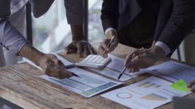 Finansal muhasebe planlama konsepti, iş adamlarıyla tanışıp iş yatırımlarındaki finansal tabloları analiz etmek. Ve şirketin piyasa büyüme stratejisini tartışacağız. 4k