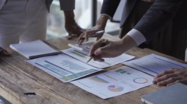 Finansal muhasebe planlama konsepti, iş adamlarıyla tanışıp iş yatırımlarındaki finansal tabloları analiz etmek. Ve şirketin piyasa büyüme stratejisini tartışacağız. 4k