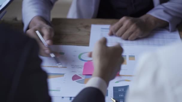 财务会计规划的概念 与商界人士会面 分析企业投资中的财务图表 并讨论了公司的市场增长策略 — 图库视频影像