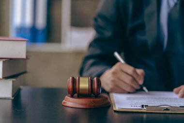 Hakimin çekiç ve altın pullarıyla çalışan avukatlık bürosu terazili Adalet heykeli ve belge üzerinde çalışan avukatlık danışmanlık ve adalet kavramı