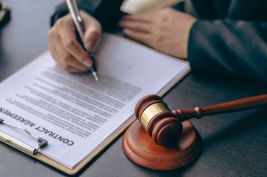 Hakimin çekiç ve altın pullarıyla çalışan avukatlık bürosu terazili Adalet heykeli ve belge üzerinde çalışan avukatlık danışmanlık ve adalet kavramı