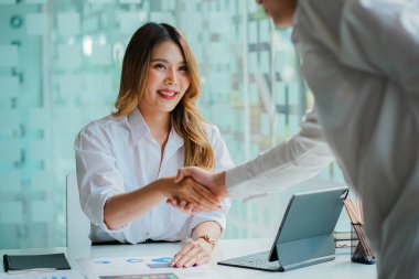 Ofiste tokalaşan iki kendine güvenen iş adamı. Başarı, temas, selamlama ve ortaklık. Güven ve saygı göstererek tokalaş.