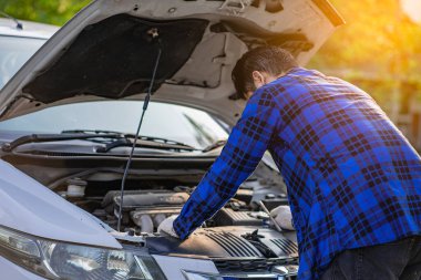 Ev servisi tamircisi araba motorunu kontrol ediyor. Araba servisi. Asyalı adam üstü açık arabasını açar ve arabasını kontrol eder. ulaşım kavramı