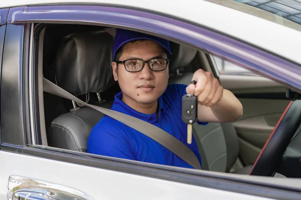 Yakışıklı Genç Adam Elinde Yeni Bir Arabanın Anahtarlarını Tutarken Gülümseyen — Stok fotoğraf