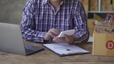 Girişimciler Küçük İşletme Bağımsız Adamlar evde çalışıyor. Ticari denetim, çevrimiçi pazarlama, paketleme, KOBİ satıcıları, konsept, e-ticaret ekibi, çevrimiçi satış için akıllı telefon ve dizüstü bilgisayar kullanın.