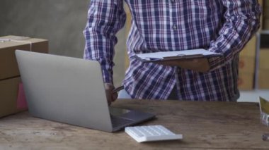 Girişimciler Küçük İşletme Bağımsız Adamlar evde çalışıyor. Ticari denetim, çevrimiçi pazarlama, paketleme, KOBİ satıcıları, konsept, e-ticaret ekibi, çevrimiçi satış için akıllı telefon ve dizüstü bilgisayar kullanın.