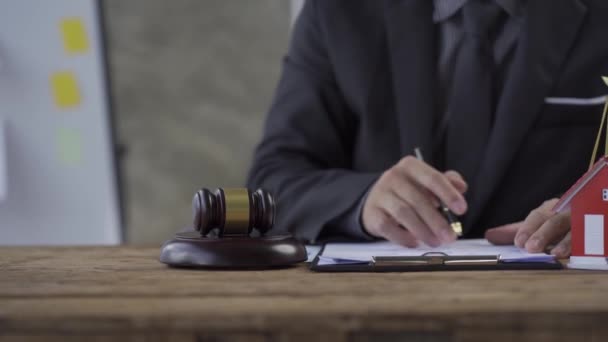 オンライン法的助言および法的助言の弁護士事務所の概念 弁護士が紙のスマートフォンとハンマーでテーブルに座り正義の黄金のスケール — ストック動画