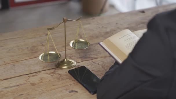 Rechtsanwaltskanzlei Konzept Der Online Rechtsberatung Und Rechtsberatung Jurist Richter Sitzt — Stockvideo