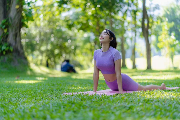 Mulher Fitness Fazendo Ioga Parque Calma Relaxante Felicidade Das Mulheres — Fotografia de Stock