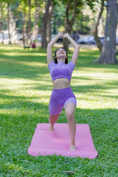 健身女人在公园里做瑜伽 平静和放松女人的快乐模糊的背景亚洲女人在练习瑜伽的同时沉思着自由 和平和放松健康的概念 — 图库照片