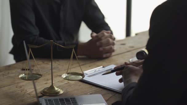 Бізнесмени Або Юристи Обговорюють Договори Або Ділові Угоди Юридичних Фірмах — стокове відео