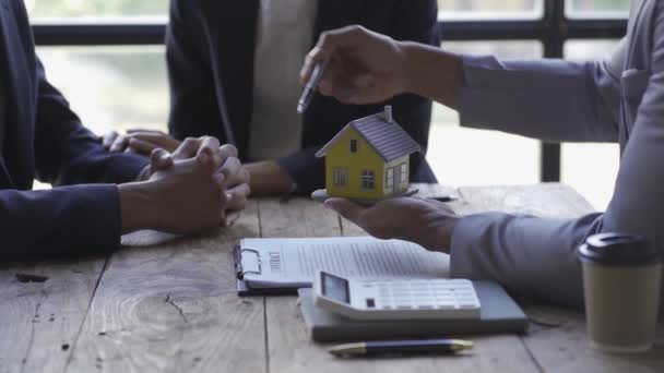 Zarządca Nieruchomości Przedstawia Klientowi Model Architektoniczny Domu Dziale Sprzedaży Nieruchomości — Wideo stockowe