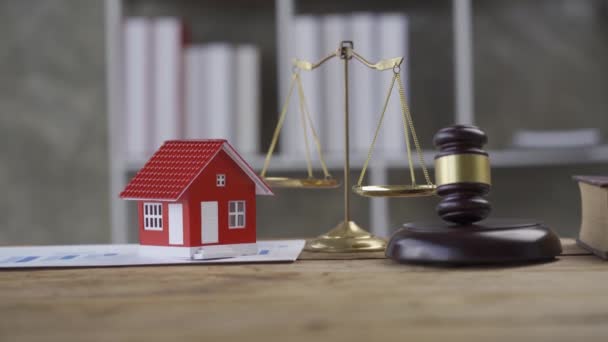 Advogado Bate Martelo Juiz Contra Casa Simulada Tribunal Disputas Imobiliárias — Vídeo de Stock