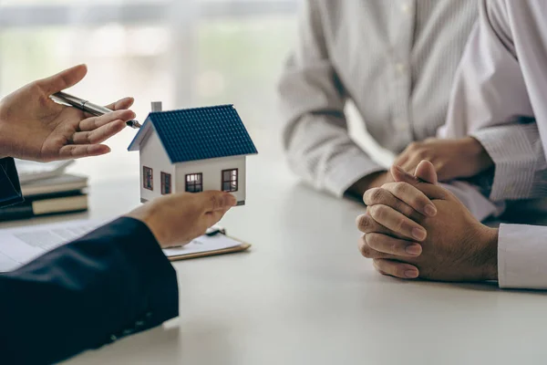 The concept of buying a house, the agent offers interest rate contracts on mortgages and home purchases for customers to sign contracts with real estate agents.
