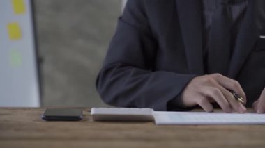 Muhasebeciler mali ve vergi raporları üzerinde çalışırlar. Mali hesaplamalar ve gelir hesaplamaları veya tahmini kar muhasebeci Hand Hesaplayıcı üzerinde çalışıyor ve Finansal Rapor 4K yapıyor
