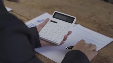 Muhasebeciler mali ve vergi raporları üzerinde çalışırlar. Mali hesaplamalar ve gelir hesaplamaları veya tahmini kar muhasebeci Hand Hesaplayıcı üzerinde çalışıyor ve Finansal Rapor 4K yapıyor