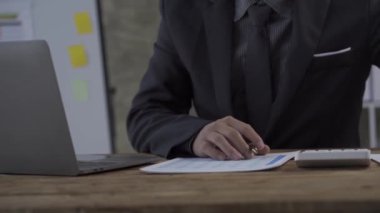 Muhasebeciler mali ve vergi raporları üzerinde çalışırlar. Mali hesaplamalar ve gelir hesaplamaları veya tahmini kar muhasebeci Hand Hesaplayıcı üzerinde çalışıyor ve Finansal Rapor 4K yapıyor
