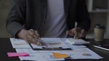 Muhasebeciler mali ve vergi raporları üzerinde çalışırlar. Mali hesaplamalar ve gelir hesaplamaları veya tahmini kar muhasebeci Hand Hesaplayıcı üzerinde çalışıyor ve Finansal Rapor 4K yapıyor
