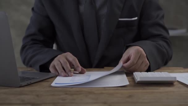 Бизнесмен Указывает Финансовый График Ручкой Руках Коллег Бизнесу Анализирующих Финансовые — стоковое видео
