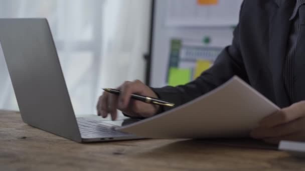 Dojrzały Biznesmen Średnim Wieku Pracuje Laptopie Biurze Man Wpisując Klawiaturze — Wideo stockowe