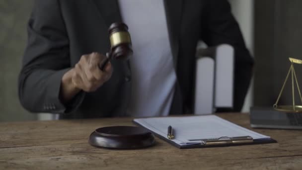 司法和法律概念 木制桌子法庭上的男性法官以及负责文件和金锤刻度工作的男性顾问或律师 — 图库视频影像