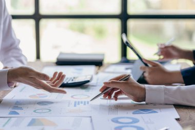 Finansal veri analizi ile borsa yatırım grafiği üzerinde çalışan bir işadamı. Bütçe toplantısında finans ve şirket planlama grafiklerini tartışan iki iş arkadaşı.