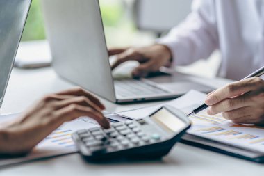 Finansal veri analizi ile borsa yatırım grafiği üzerinde çalışan bir işadamı. Bütçe toplantısında finans ve şirket planlama grafiklerini tartışan iki iş arkadaşı.