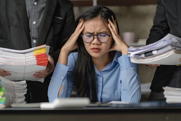 아시아 회계사가 위조와 여성의 머리에 사무실에서 열심히 일하는 걱정하고 스트레스를 — 스톡 사진