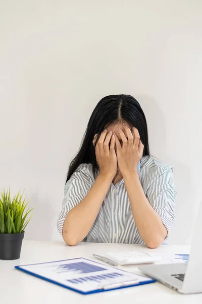 Ořezaný Pohled Asijskou Zaměstnankyni Pokrývající Stresovou Tvář Při Práci Finančních — Stock fotografie