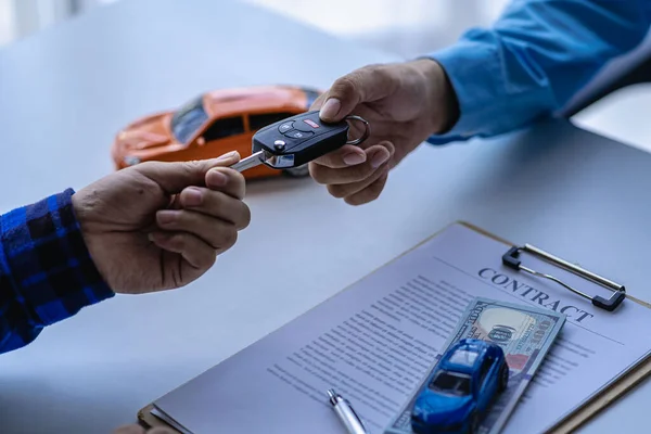 Selling Car Management Concept Dealer Gives Car Keys New Owner — Stock Photo, Image