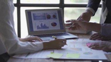 Konferans odası yatırım danışmanı Finans, muhasebe konseptinde mali raporu analiz etmek ve tartışmak için iş ekibi toplantısı. 4k video.