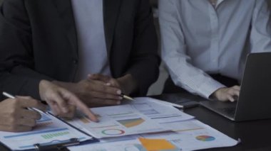 Konferans odası yatırım danışmanı Finans, muhasebe konseptinde mali raporu analiz etmek ve tartışmak için iş ekibi toplantısı. 4k video.
