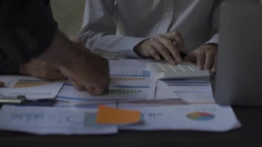 Konferans odası yatırım danışmanı Finans, muhasebe konseptinde mali raporu analiz etmek ve tartışmak için iş ekibi toplantısı. 4k video.