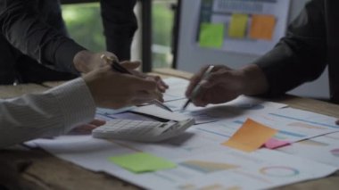 Konferans odası yatırım danışmanı Finans, muhasebe konseptinde mali raporu analiz etmek ve tartışmak için iş ekibi toplantısı. 4k video.