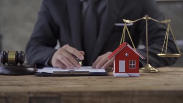 Legale Versteigerung Richter Hämmert Auf Luxuswohnungen Eigenheimkonzeptrechtsanwältin Immobilienversteigerung Von Eigenheimimmobilien — Stockvideo