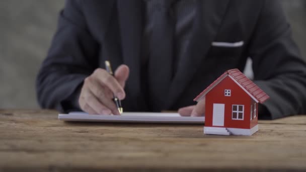 房地产业务 商人计算房屋抵押贷款 贷款和保险提供住房 商业投资咨询 — 图库视频影像