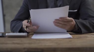 Ofiste çalışan muhasebeci, kârı, vergileri, rutin belgeleri sayıyor, dizüstü bilgisayarla mali raporların istatistiklerini analiz ediyor..