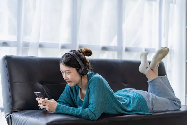 Jeune Femme Asiatique Écoutant Musique Sur Canapé Dans Salon Maison — Photo
