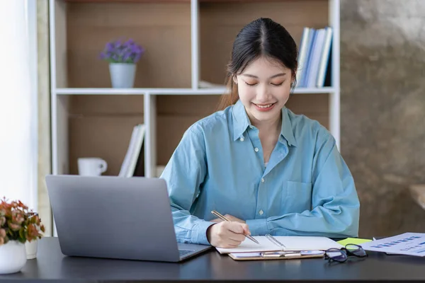 Mulher Negócios Asiática Usando Smartphone Laptop Escrevendo Gráficos Gráficos Mostrando — Fotografia de Stock